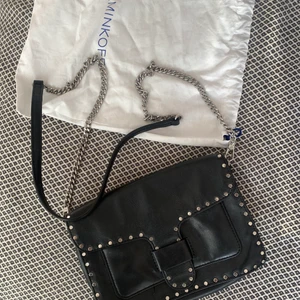 Rebecca Minkoff väska - En så snygg modell på Rebecca minkoff väska. Den är använd men inte särskilt sliten. Dustbag finns. Frakt ingår i priset 900:-