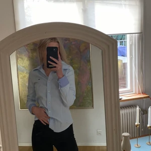 Tommy Hilfiger Skjorta  - Gammal men knappt använd så väldigt bra skick. Men den är jätteskönt och jag tycker den passar till allt.
