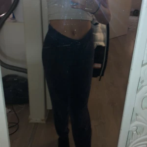 Ett par mjukis byxor ifrån Cubus - Ett var jätte sköna mjukis byxor ifrån Cubus, dom är på färgen blå och har inte används mer än 2 gånger. Jätte mjuk material och skönt och ha på sig.