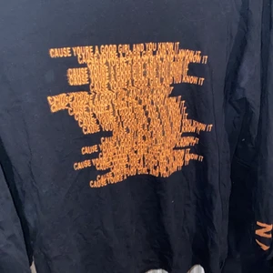 Långärmad fin T-shirt - Denna är köpt från nakd för typ 2 år sedan, fint skick, använd 2 gånger typ 😊 köpt för 200kr