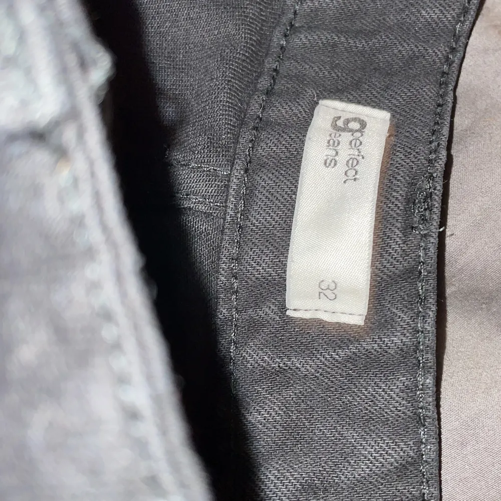 Super fina jeans från Gina som tyvärr inte kommer till användning. Super bra skick. Skriv vik seriöst intresse och fler bilder om det önskas ❤️köpt gör 500. Jeans & Byxor.