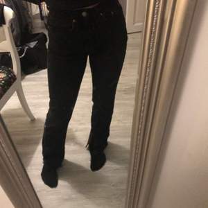 Svarta jeans från stradivarius med slit i sidan. De är i fint skick och raka/lite tajtare i modellen.🧚‍♂️