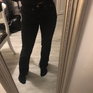 Svarta jeans - Svarta jeans från stradivarius med slit i sidan. De är i fint skick och raka/lite tajtare i modellen.🧚‍♂️
