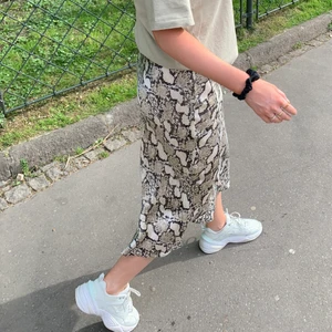 H&M, kjol, strl 38 - Kjol med snygg passform
