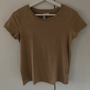Beige T-Shirt - Beige t-shirt
