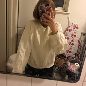 Super oversized sweater - Varm och gosig sweater som är oversize på mig som är en XS. Sjukt snygg med ett par bootcuts. Fler bilder via PM! Tvättar innan ✨