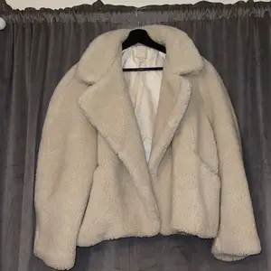 Skön och fluffig jacka från HM med fickor säljs då den inte passar längre. Köpt för 500kr i början av året säljer för 350 med frakt inkluderat.
