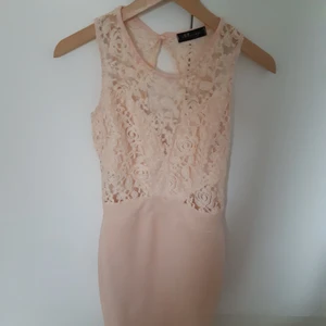 Elegant klänning! - Fin elegant klänning som tyvär aldrig kom till användning. Original pris 690kr 