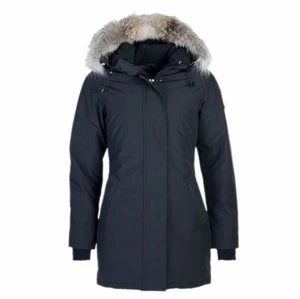 Canada goose jacka  - Säljer min Canada goose jacka. Modellen heter Victoria. Storlek S. Köpte den förra vintern så den är bara använd en vinter. Säljs i befintligt skick. Vid intresse skickar jag mer bilder på jackan när jag har den på mig. Priset kan även diskuteras. 