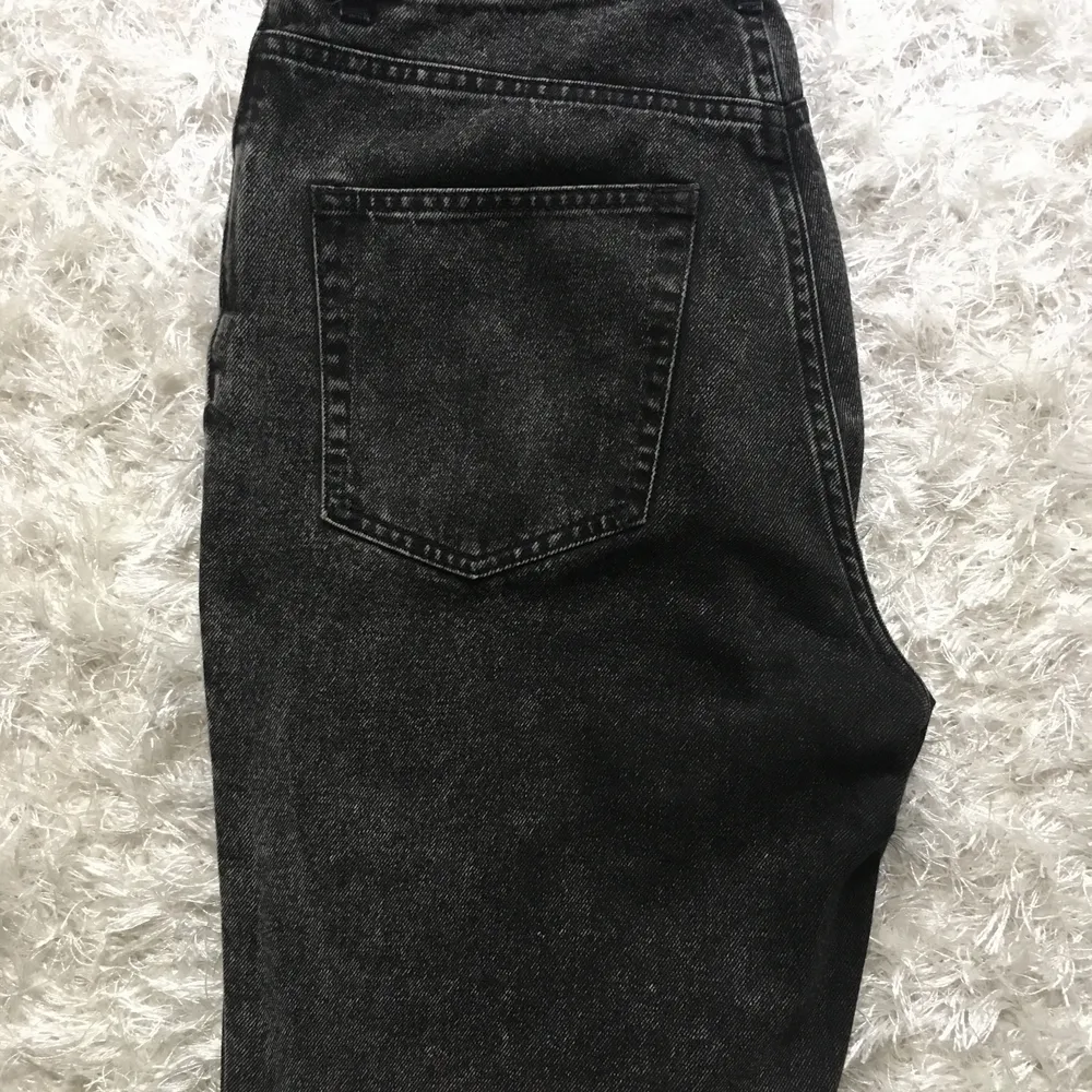 Donna Black Noise Jeans, storlek 28/34. Hög midja, slimmade ben. Använda men i mycket gott skick, säljes pga blivit för små för mig. . Jeans & Byxor.