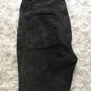Cheap Monday-jeans - Donna Black Noise Jeans, storlek 28/34. Hög midja, slimmade ben. Använda men i mycket gott skick, säljes pga blivit för små för mig. 