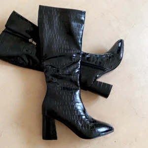 Snygga boots  - Aldrig använda, dessa passade inte mig i vaden. Storlek 36 och rätt smala i vaden. 