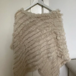 Poncho av äkta päls - Säljer min mammas päls poncho som aldrig kommit till användning. Ny pris cirka 800 kr. Det är äkta päls så lite högre pris men det kan diskuteras om du skulle vara intresserad😊