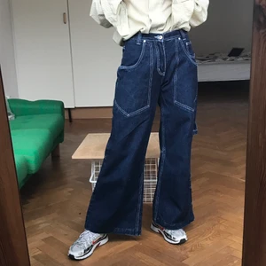 Jeans - Skitsnygga jeans i klassisk denim. Mediumhöga i midjan och superluftiga. Jag är 162 cm. Har flera cargo-detaljer vilket gör dom så unika! Säljes med en tår i ögat pga för små. Köptes i Berlin för något år sedan
