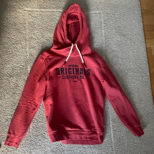 Hoodie - Garderob rensning! Fint skick hoodie från Jack&Jones. 