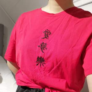 Trendig Oversized T-shirt med kinesiska tecken. Köpt i somras så är tyvärr mycket lite använd. Passar S-M bäst. 