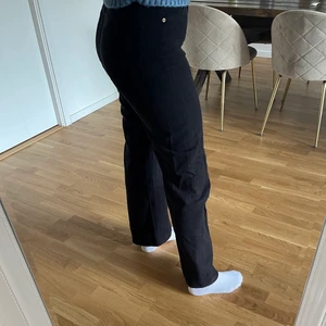 Svarta raka jeans  - Sparsamt använda, är en stolen 40 men mer som 38. Raka, vida ben och höga i midjan. 