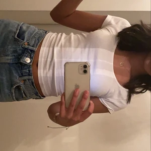 Vit topp - En jätte fin u-ringad vit topp ifrån lager 157 den är slutsåld men säljer min💘 Den har en liten fläck högst upp på toppen som ni ser på sista bilder så är inget man märker eller något som syns! (Frakt tillkommer) 