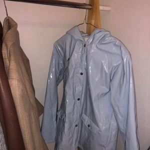 Ljusblå regnjacka - I nyskick! 