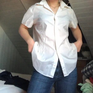 Vit skjorta - Vit kortärmad skjorta köpt på sellpy. Bra skick och aldrig använd. För stor för mig. Hör av dig vid frågor!!