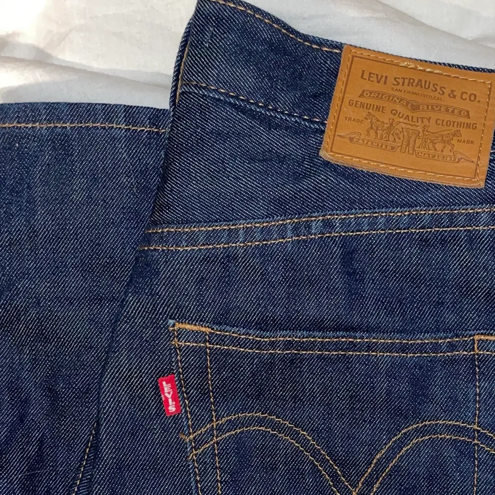Köpta förra sommaren men endast använda fåtal gånger. Säljer på grund av att de ej kommer till användning. Bra längd för mig som är ca 173❣️ pris är exklusive frakt. Jeans & Byxor.