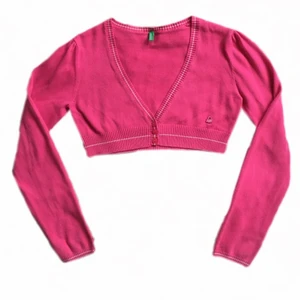 Bolero - Rosa bolero från Benetton, är i mycket bra skick. I storlek XL (barnstorlek) skulle därför säga att den passar en XS.