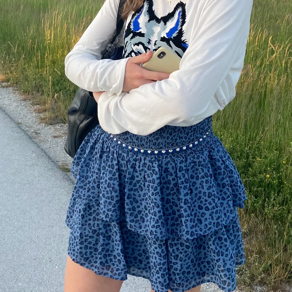 Säljer min jättefina blåa leopard kjol från Kappahl då jag inte har så mycket användning av den😊 Kjolens färg syns bäst på bild 1 och 3. Kjolen är i bra skick. Storleken är 170 men passar Xs. Kjolar.