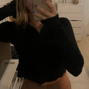 Svart långärmad tröja - En svart räfflad långärmad tröja med dragkedja genom hela! Jättebekväm och ganska långt armarna vilket är så skönt!🖤 