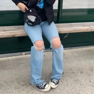 Jeans - Säljer dessa jättefina jeans från ASOS. Dom sitter som en smäck på kroppen och bildar jättefina former. Är 172 cm och har 27-29 i jeansstorlek 