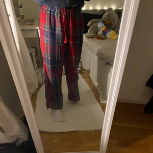 rutiga pyjamasbyxor hm - säljer mina rutiga pyjamasbyxor från hm. i storlek M men skulle säga att de passar dem flesta i storlekarna xs-l. hör av er vid frågor!! 💕