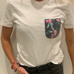  superdry T-shirt strl S - Vit T-shirt med färgad bröstficka från superdry. Storlek S men sitter som M 