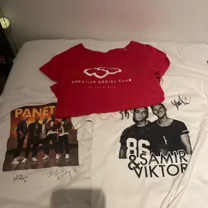 säljes dessa t-shorts från artister/kändisar, den röda är från iza och elle, och de andra två är från panetoz och Samir och Viktor (dom har autografer). Alla är från konserter och är köpta för några år sedan.