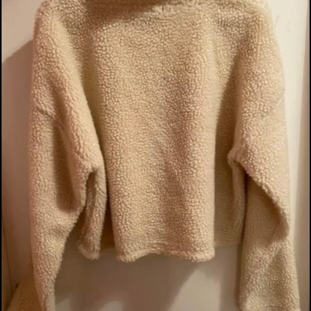 En Teddy tröja från BikBok i storlek S. Mysig och varm, säljer för att jag har andra liknande tröjor. Katt finns i hemmet. Kan mötas upp i Östersund. Kan skickas, köpare står för frakten.. Tröjor & Koftor.