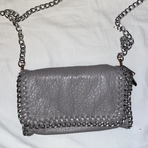 Kedje väska - Säljer denna snygging, bra kvalite och använd nån enstaka gång! 