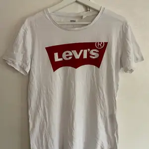 En Levi’s t-shirt med röd logga. 