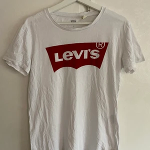 Levi’s t-shirt  - En Levi’s t-shirt med röd logga. 