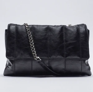 Zara väska  - Säljer denna söta zara väska buda från 180kr ❤️❤️ har även egna bilder hur stor den är osv men fick inte plats i annonsen så skriv bara ett meddelande så skickar jag ❤️ den är lite änvänd under en kort period så rätt så gott skick ❤️