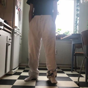 Jako sports byxor XXL - Nästan oanvända sport/vintage-byxor i storlek XXL. Finns snöre att spänna åt med så passar mig som har 32/33 i waist size. Knappt något smuts på dem, och de är allmänt i bra skick!