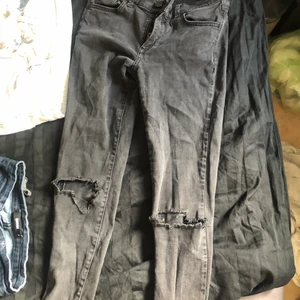 Svarta jeans  - Low waisted svarta jeans med hål i knäna superfina och jättesköna om man gillar low waisted jeans! Köptes på bikbok för 599 för ca 3 år sen
