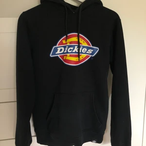 Dickies hoodie  - Svart dickies hoodie i ett mycket bra skick. Passar även bra som storlek s. 😊 Köparen står för frakt💕