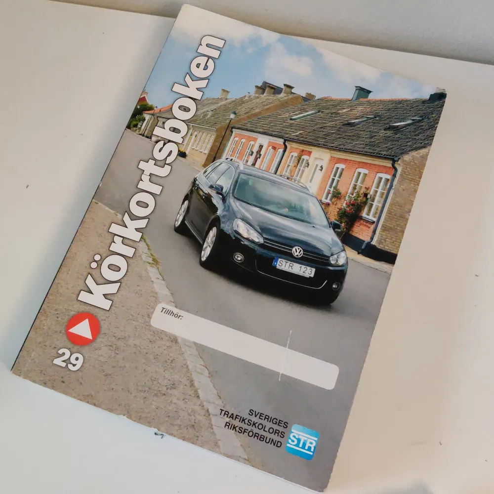 En teoribok för att plugga körkort från Sveriges trafikskolors riksförbund. . Övrigt.