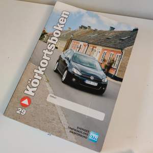 En teoribok för att plugga körkort från Sveriges trafikskolors riksförbund. 