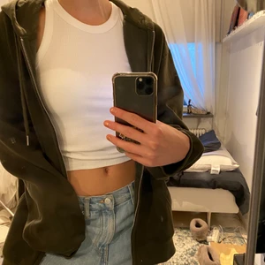 Zip hoodie - Grön  zip hoodie från H&M mans avdelningen! Använd typ 2 gånger🤍🤍 Perfekt oversized på mig som är en S och 166.