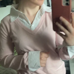 Tröja med insydd skjortkrage och ärmar - Lite skrynklig men går att stryka! Storlek S. Jag står för frakt👩‍❤️‍💋‍👩 Vet ej var den är köpt då jag ärvt den av en släkting👀
