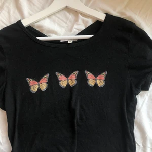 Fjärils tröja - Söt crop top med fjärilar på🦋🦋 nästan aldrig använd