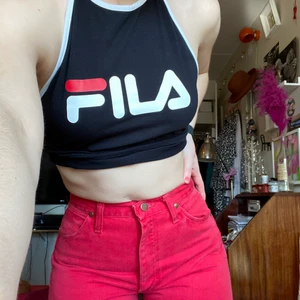 Röda jeans från wrangler!  - Ett par skitsnygga röda jeans från wrangler! Står ingen storlek i men skulle säga W26! De har ett litet hål som visas på bild 3, men lätt att laga! 