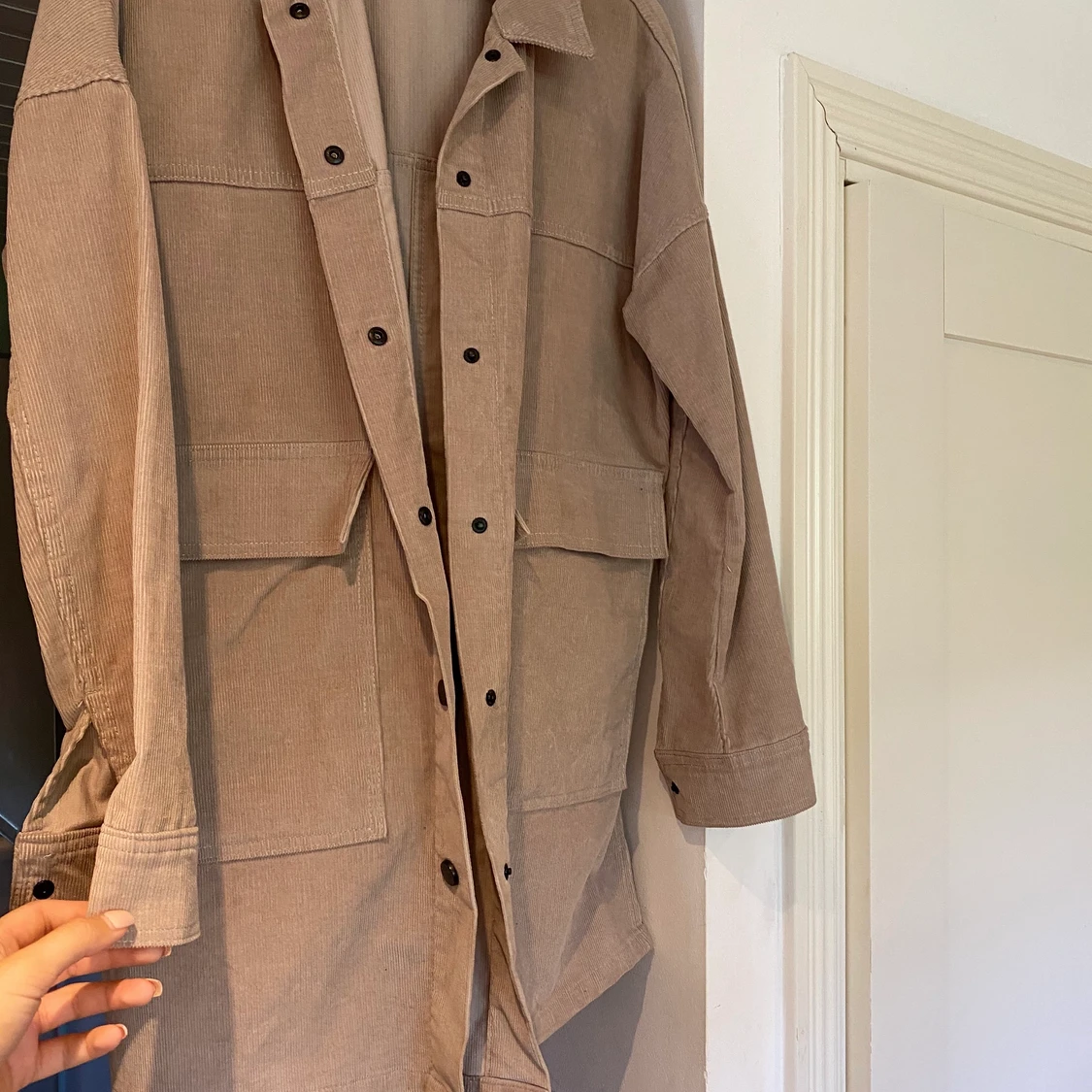 Beige tunn jacka från NAKD