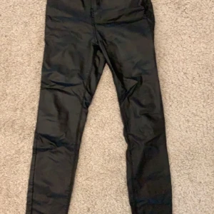 Fake skinn/läder byxor - Tighta läder byxor från New Yorker i perfekt skick. Sitter bra på. 