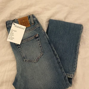 Oanvända Totême jeans -  Sjukt snygga jeans från totême. Högmidjade och rak modell. Är 26 i midjan och 32 i längden, men skulle säga att de är väldigt små i storlekarna. Helt oanvända med prislappen kvar. Pris: 450kr + frakt 