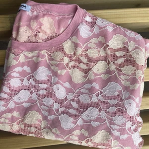 Zara topp - Säljer denna jättesöta zaratoppen som jag inte använder längre, skitsnygg passform speciellt vid ärmarna men kommer bara inte till användning mer för mig så tänker att den kan få en annan ägare!